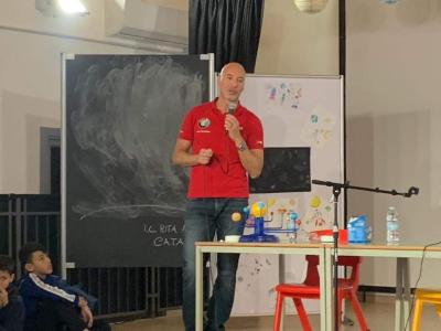 "Chi studia comprende meglio il mondo". Luca Parmitano incanta gli studenti dell'I.C. Rita Atria di Catania"