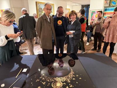 Il-console-generale-del-Giappone-a-Milano-signor-Toshiaki-Kobayashi-davanti-allopera-in-alluminio-realizzata-da-unimmagine-di-Issen.ten 