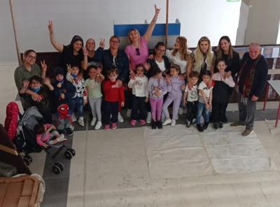 Laboratori-a-Librino -alunni-e-mamme-con-Antonio-Presti-2