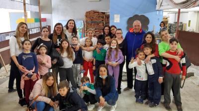 Laboratori-a-Librino -alunni-e-mamme-con-Antonio-Presti-3