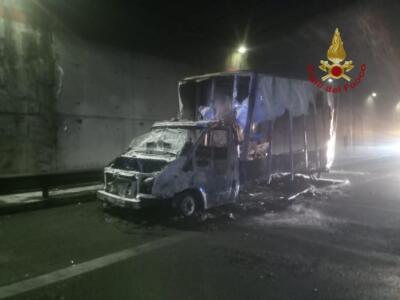 autofurgone-in-fiamme-Catania-3