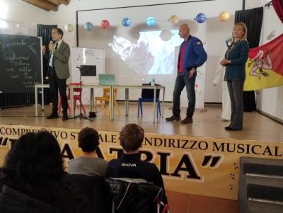 "Chi studia comprende meglio il mondo". Luca Parmitano incanta gli studenti dell'I.C. Rita Atria di Catania"