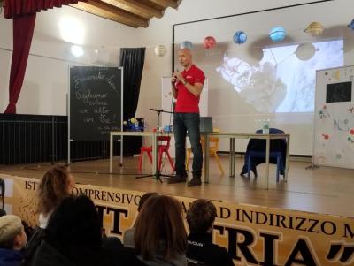 "Chi studia comprende meglio il mondo". Luca Parmitano incanta gli studenti dell'I.C. Rita Atria di Catania"